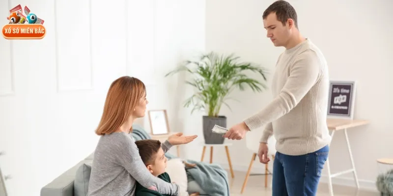 Mơ thấy người đàn ông đưa tiền cho người thân cho thấy bạn đang nhận được sự quan tâm từ gia đình